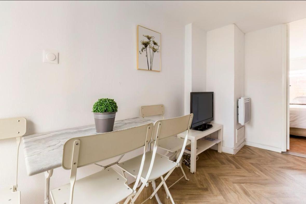 Escapade Pres De Lille - Appartement Charmant Avec Terrasse Et Parking Privee Mons-en-Barœul Kültér fotó